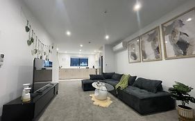 Luxury Cbd 2 Bed Near Riverside Market Free Parking!